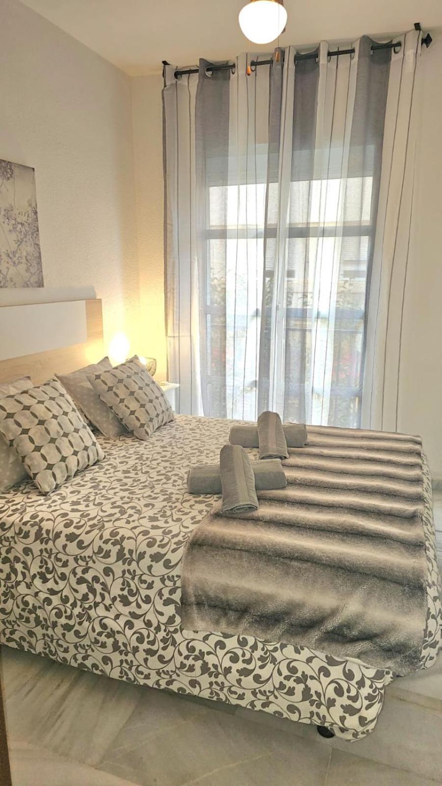Ideal Holiday Apartment One Bedroom City Center Малага Экстерьер фото