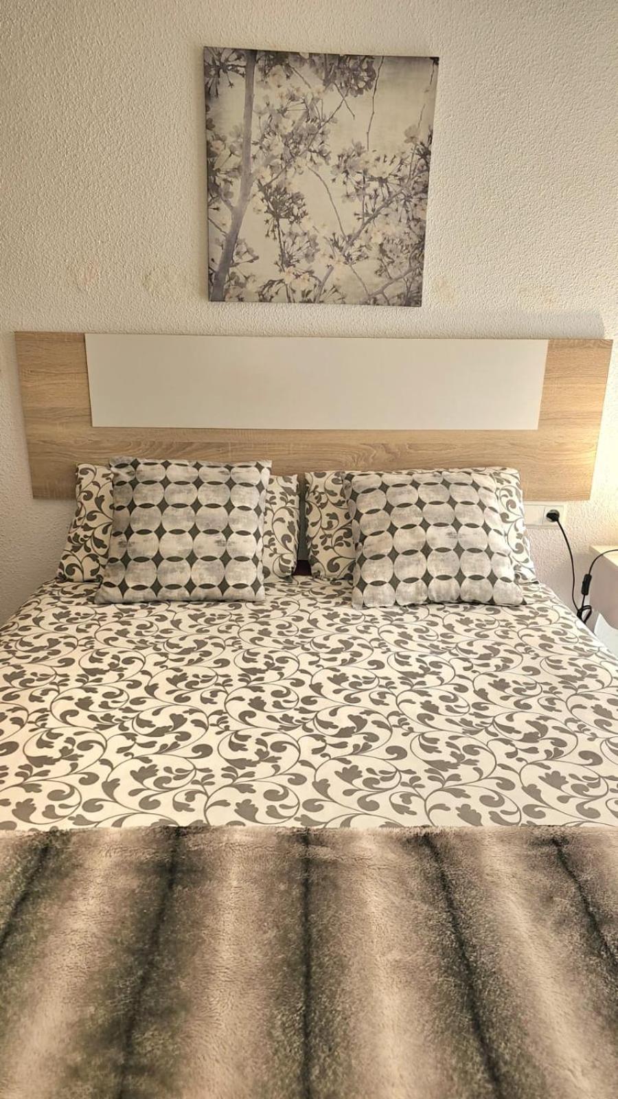 Ideal Holiday Apartment One Bedroom City Center Малага Экстерьер фото