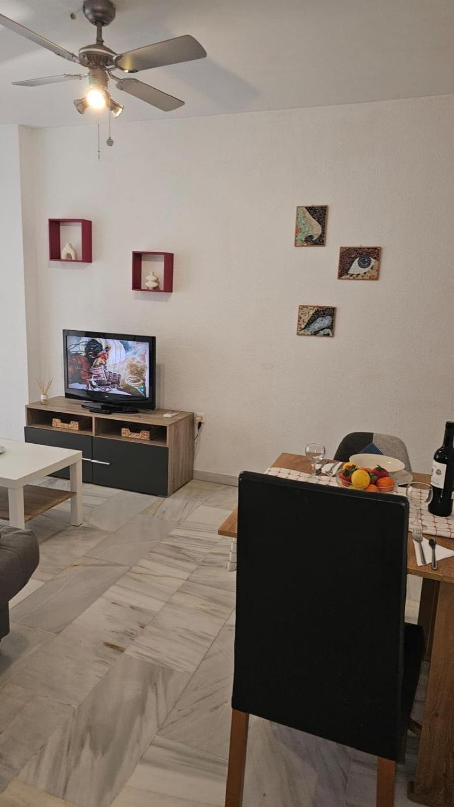 Ideal Holiday Apartment One Bedroom City Center Малага Экстерьер фото