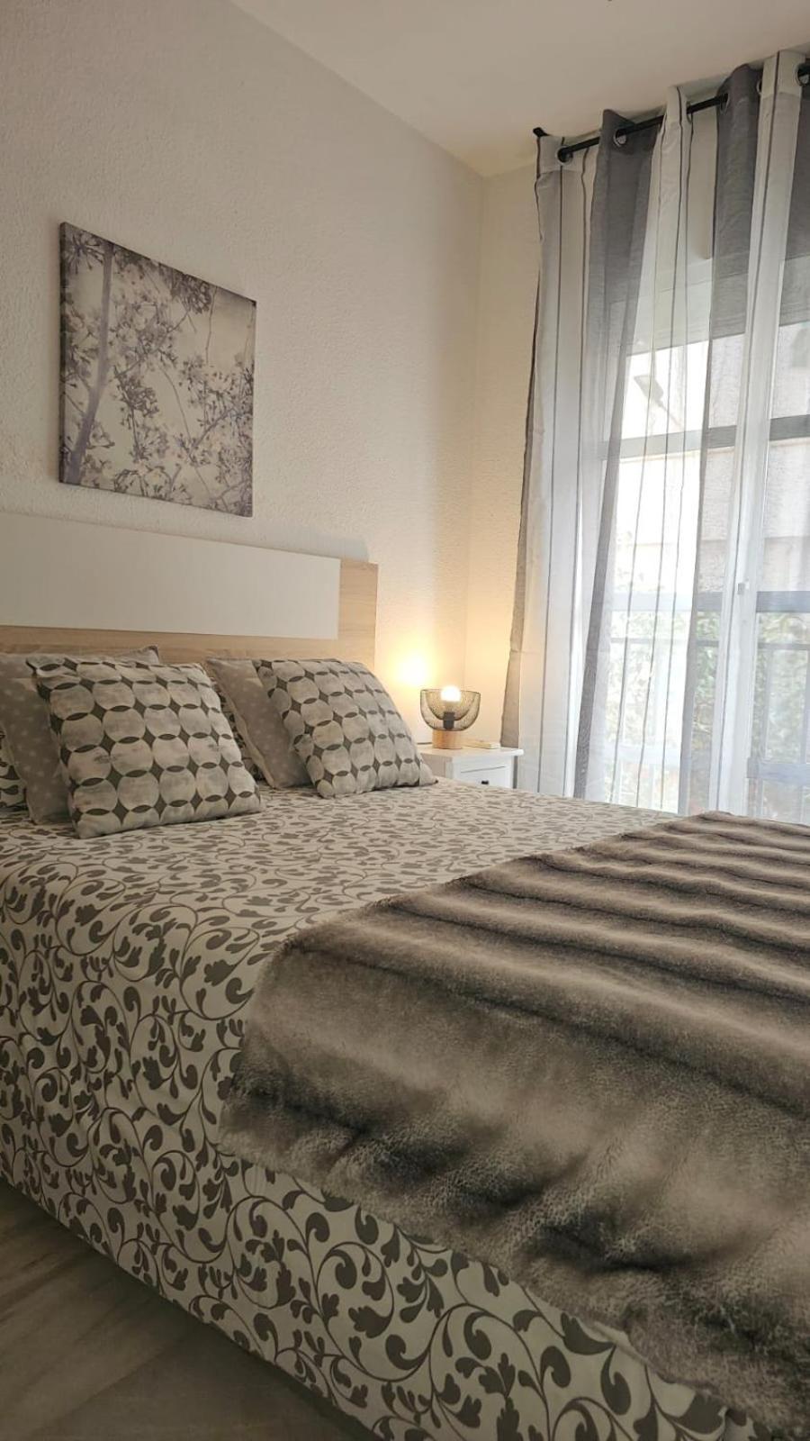 Ideal Holiday Apartment One Bedroom City Center Малага Экстерьер фото